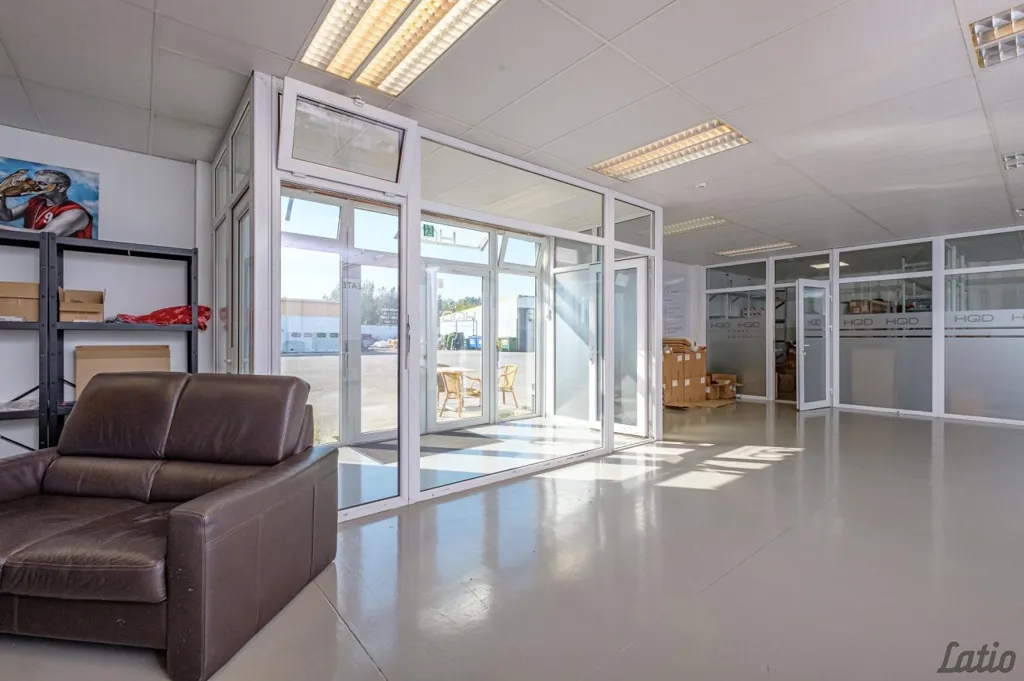 Toad - Commercial Space with Extensive Asfaltēta Area in Riga