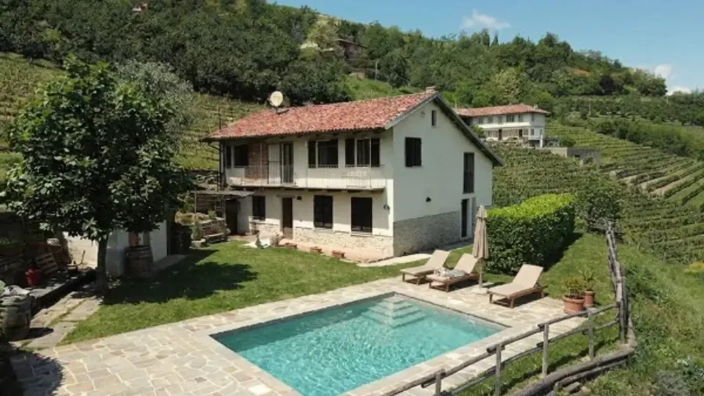 Exterior - Rustic Cascina with Garden in Diano d'Alba