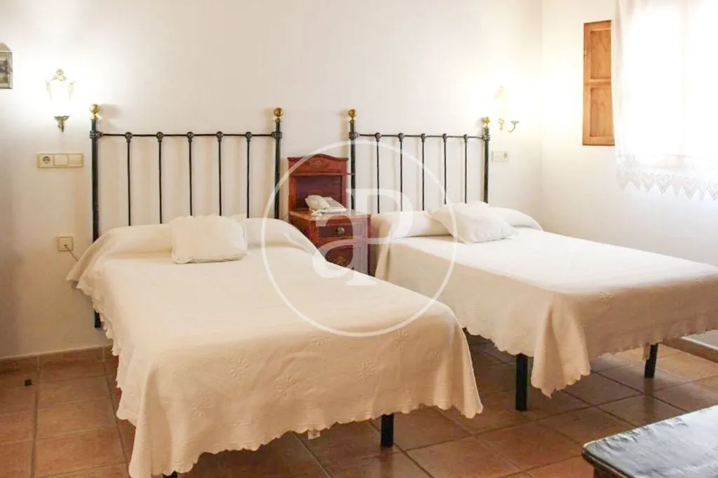 Chambres - Historic Hotel-Ready Building in Utiel