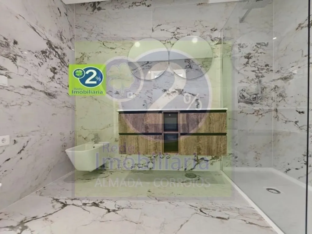 Vannitoad - Luxury Duplex Flat with Parking in Seixal