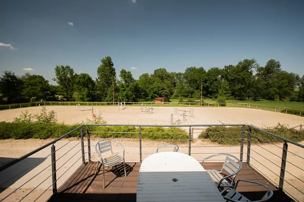 Terrasse - Propriété Équestre avec Logements Locatifs près de Lyon