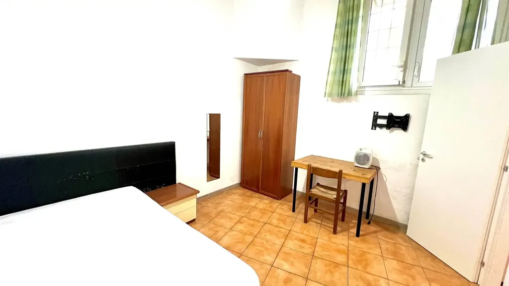 Chambres - Trilocale with Large Windows in Florence