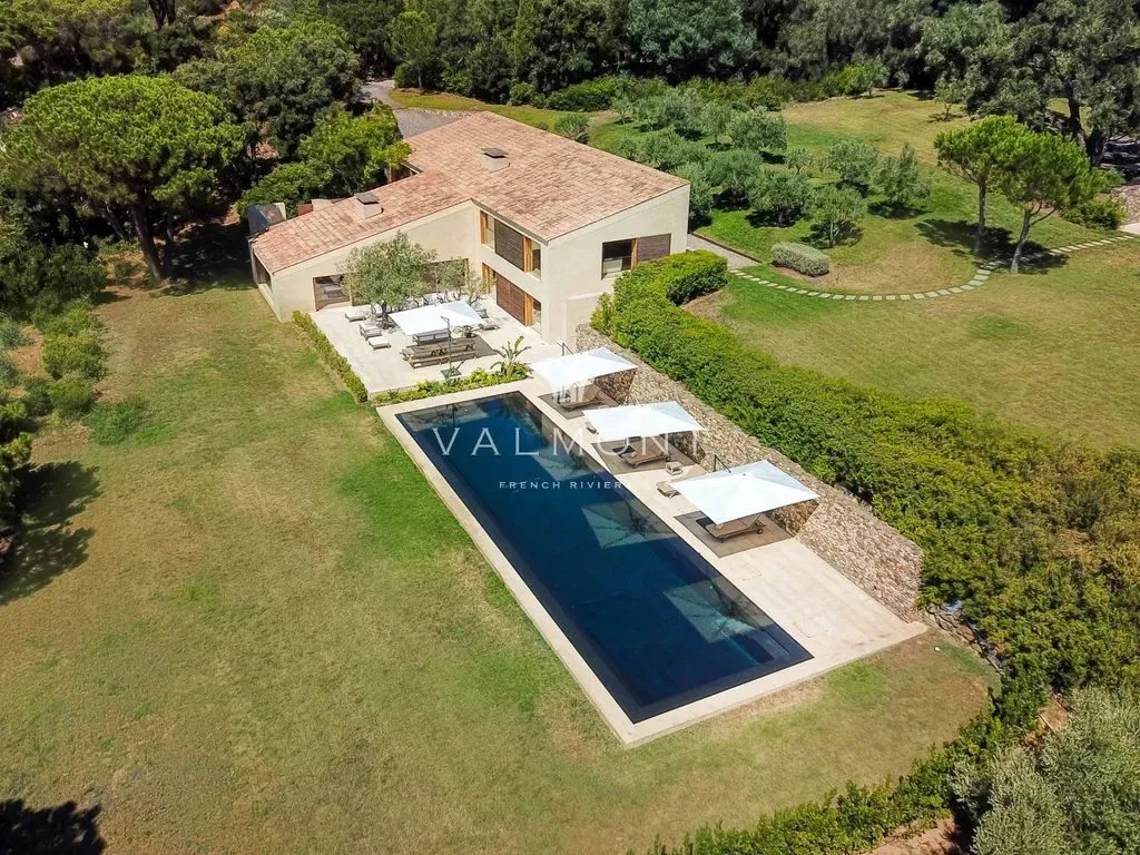 Vue aérienne - Villa Luxueuse avec Vue Mer à Saint-Tropez