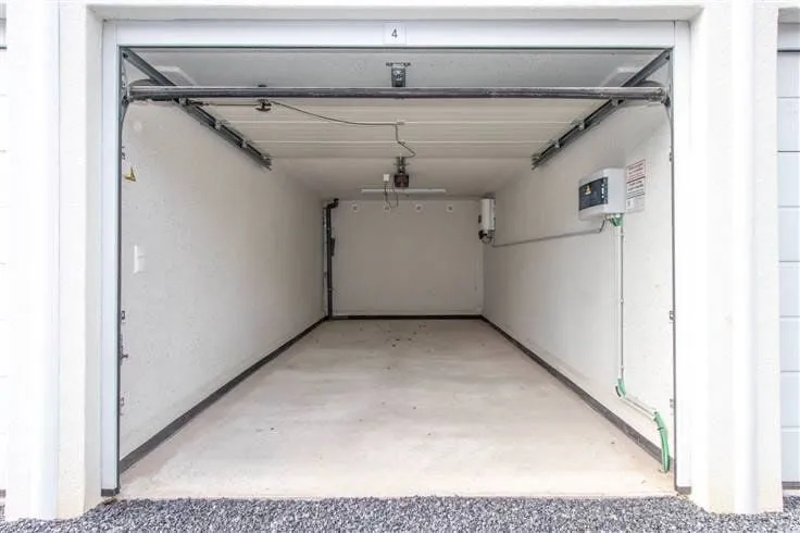 Garage - Appartement 3 Chambres avec Terrasse au Centre de Dworp