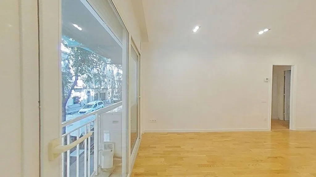 Apartment with Balcony in Sants, Barcelona