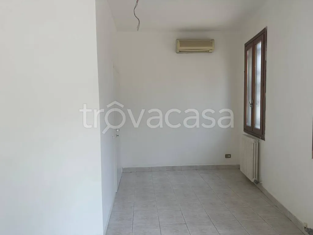 Pièces - Commercial Property with Central Location in Padua