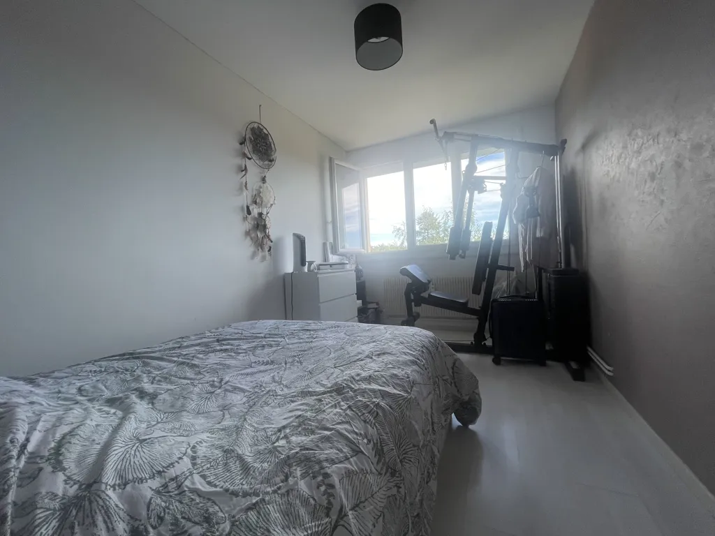 Magamistoad - Bright Three-Bedroom Flat with Balcony in Roanne