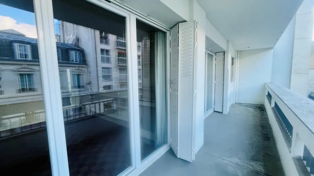 Balcon - Appartement 4 Pièces à Rénover avec Balcons à Paris 16