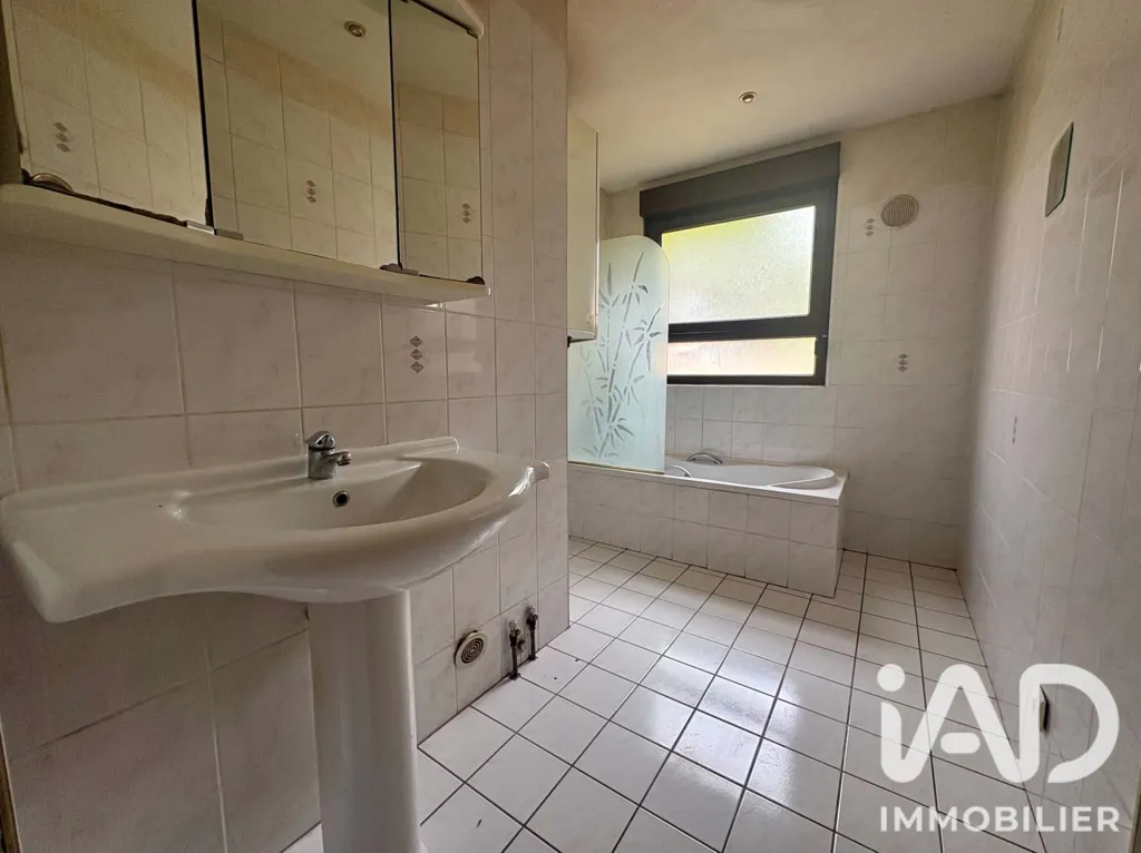 Salles de bain - Appartement avec Balcon et Garage à Florange