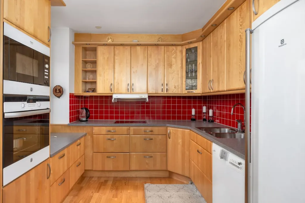 Cuisine - Spacious Apartment with French Balcony in Blombacka