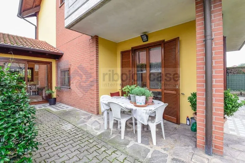 Terrazza - Villa with Brickwork in Seregno