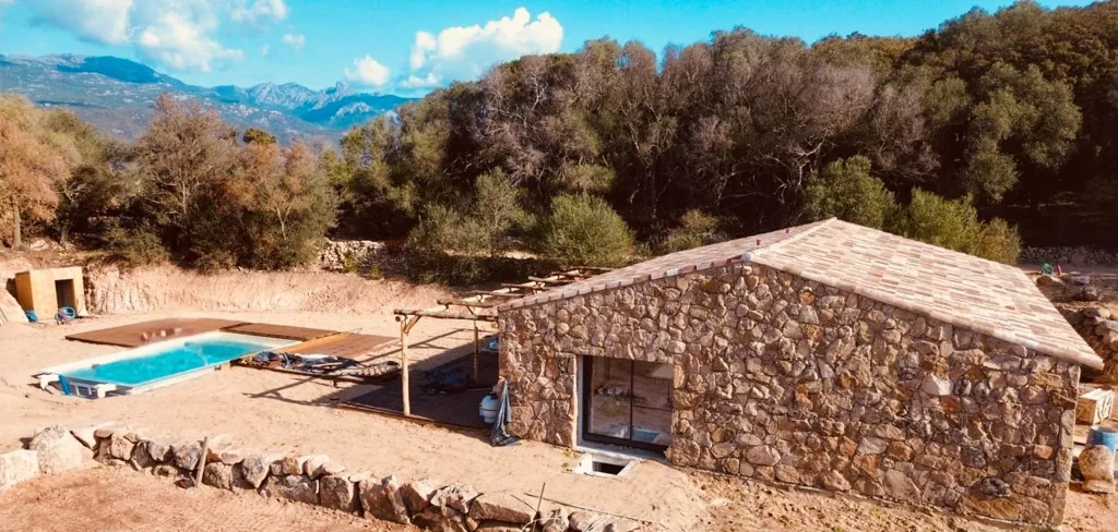 Vue aérienne - Bergerie Contemporaine à Figari avec Vue Mer