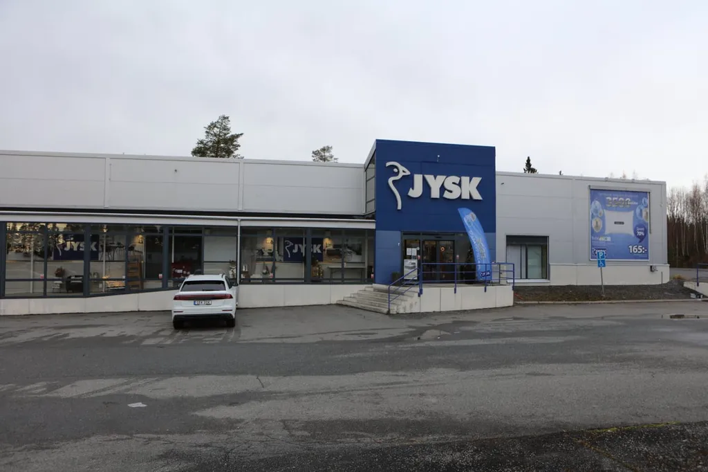 Extérieur - Large Property with Ample Parking near E14