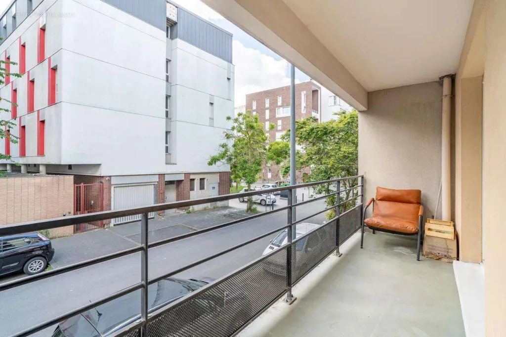 Balcony - 3-Bed Flat with Balcony in Bobigny
