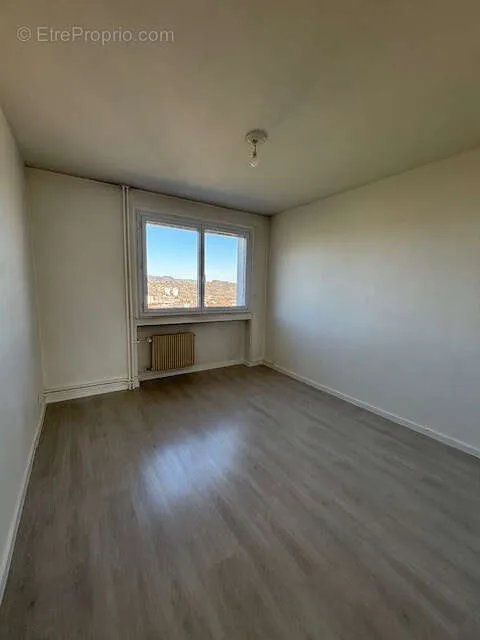 Chambres - Appartement F4 avec Balcon à Firminy