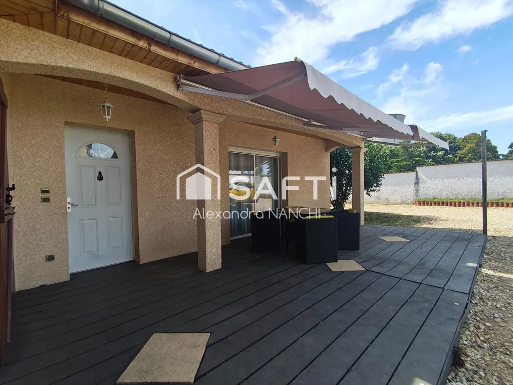 Terrass - 5-Bedroom House with Pool in Saint-Vulbas