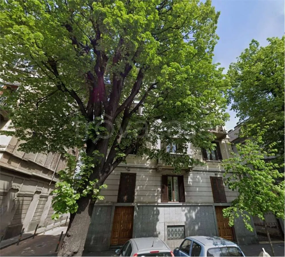 Exterior - Triplex Apartment with Balcony in Turin