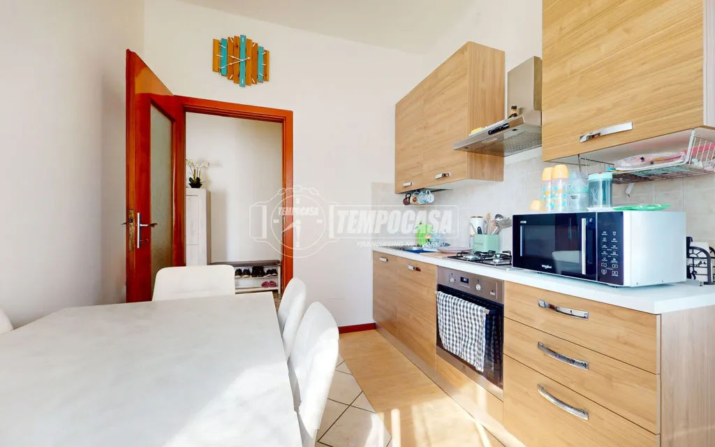 Cuisine - Modern Bilocale with Balcony in Mantua