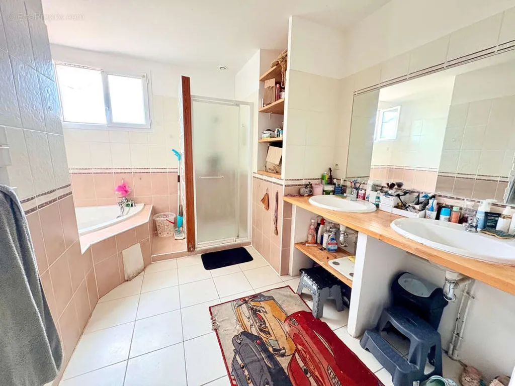 Vannitoad - Spacious Villa with Pool in Pérols