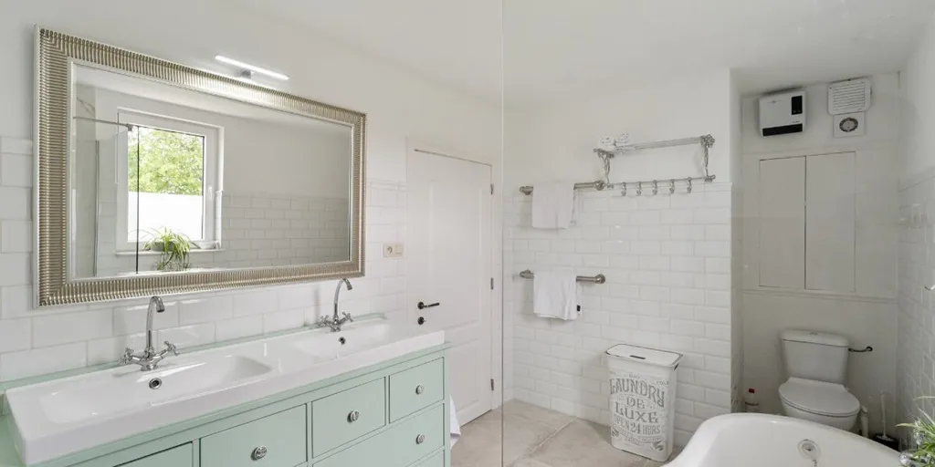 Salles de bain - Maison Charmante avec Jardin à Herk-de-Stad