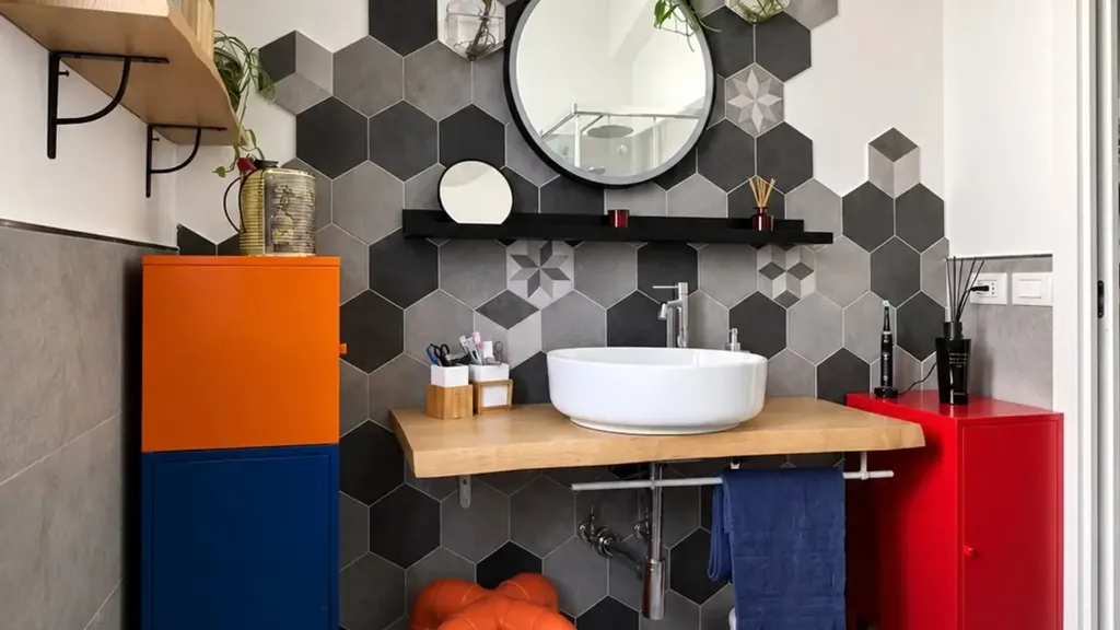 Bathrooms - Rearranged Apartment with Terrazzo in Bologna