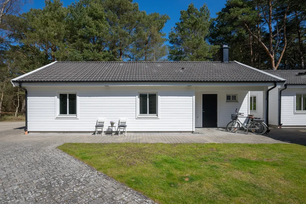 Außenansicht - Spacious Bungalow with Pool in Ljungskogen