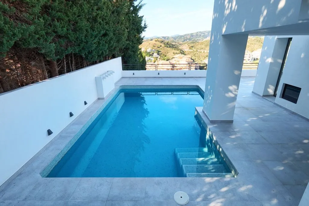 Piscine - Luxury Villa with Pool in Nueva Andalucía