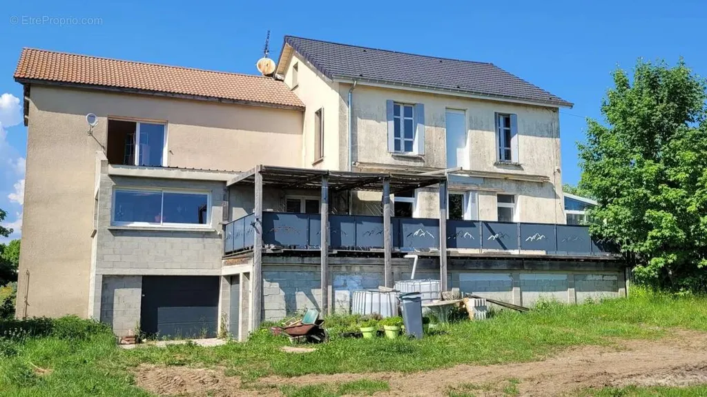 Välivaade - House with Commercial Space in Saint-Agrève