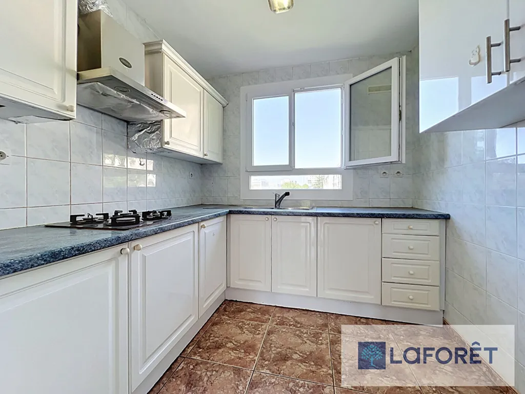 Kitchen - Apartment with Balcony near Créteil