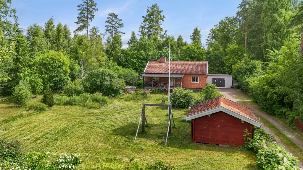 Aerial - 1-Storey Villa with Garden in Alberga
