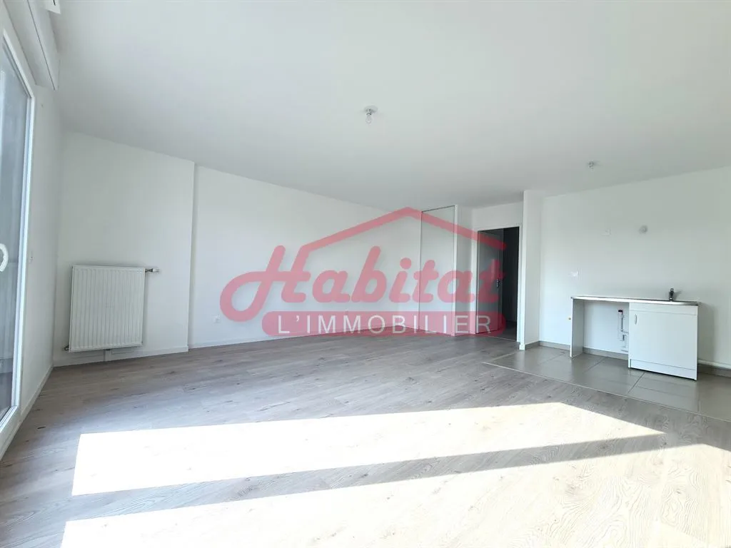Elutuba - New 3-Bed Flat with Parking in Chelles Centre
