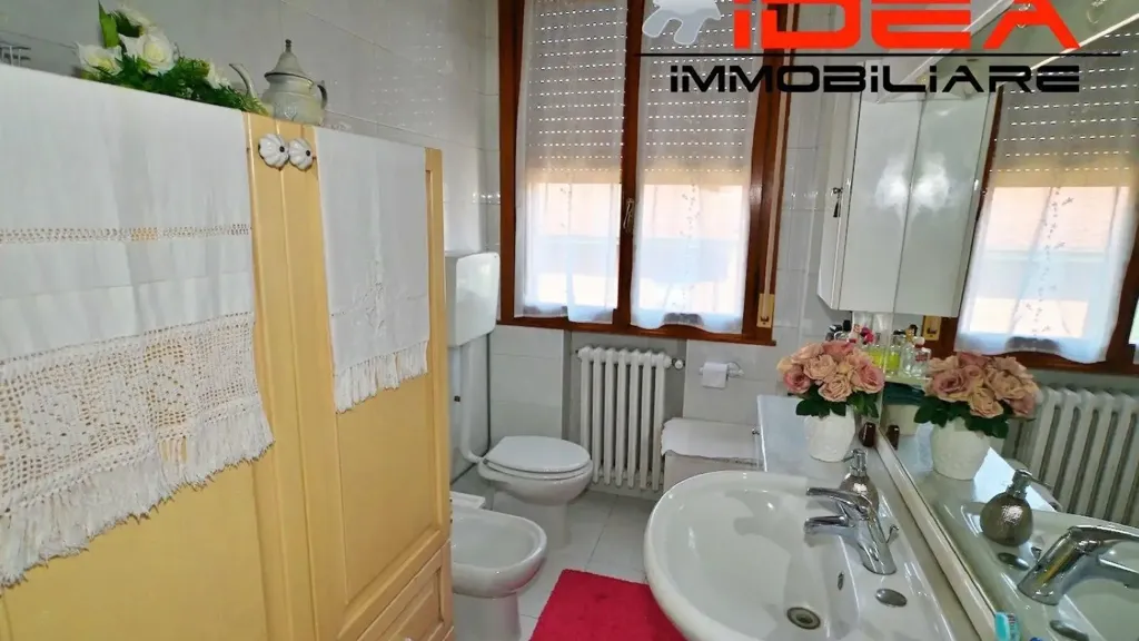 Bathrooms - Five-Bedroom Apartment with Balcony in Modena