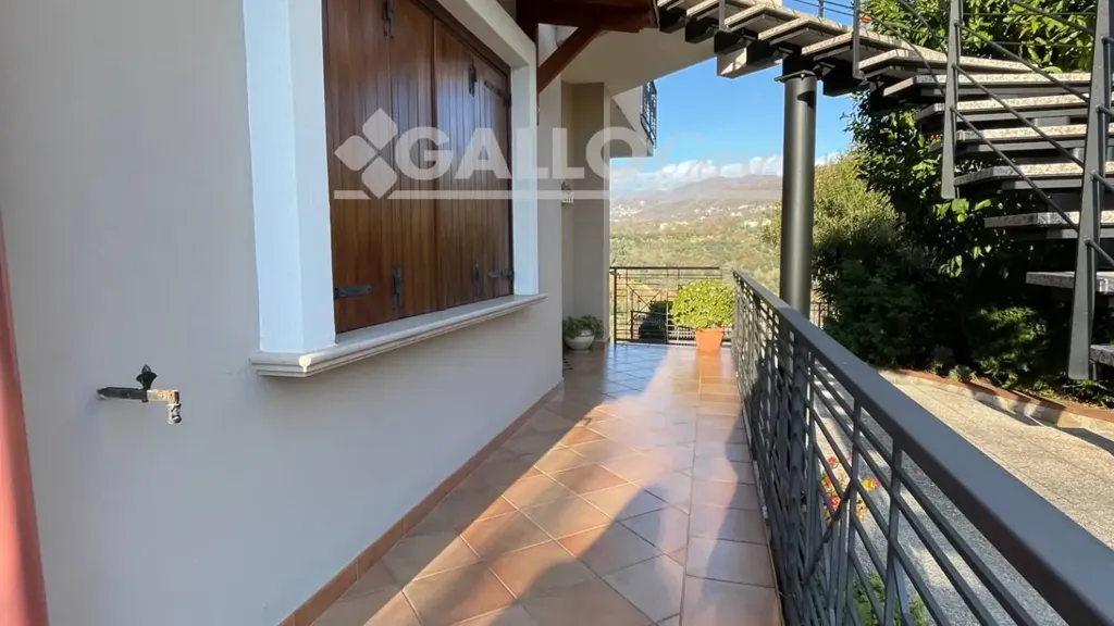 Balcon - Elegant Villa with Garden in Zumpano