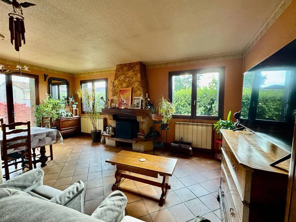 Elutuba - 5-Piece House with Garden in Chassieu Centre