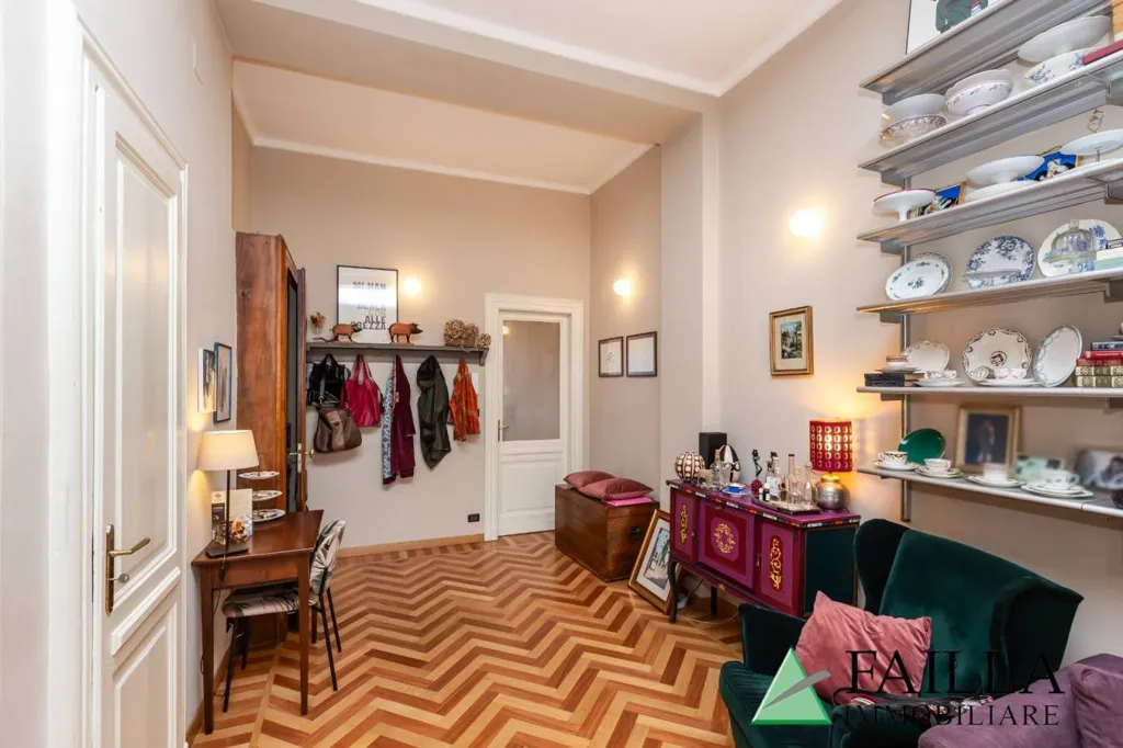 Esik - Restored Apartment with Balcony in Turin