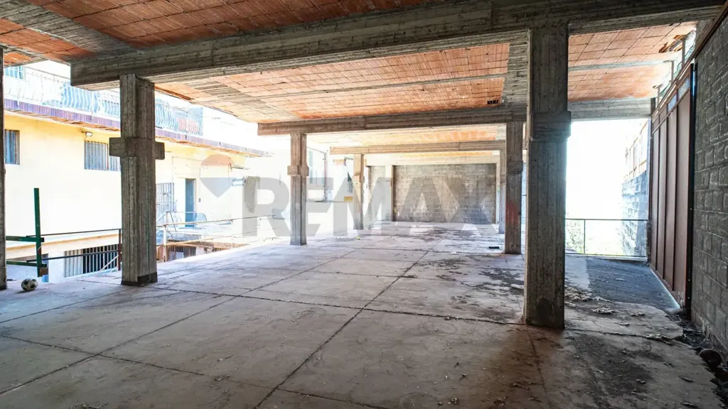 Pièces - Commercial Space with Apartments in Belpasso