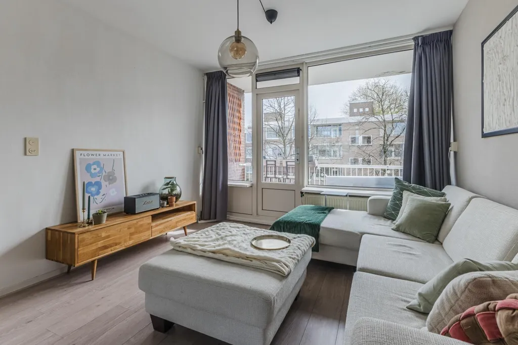 Elutuba - Portiekflat with Zuidas View in Amsterdam