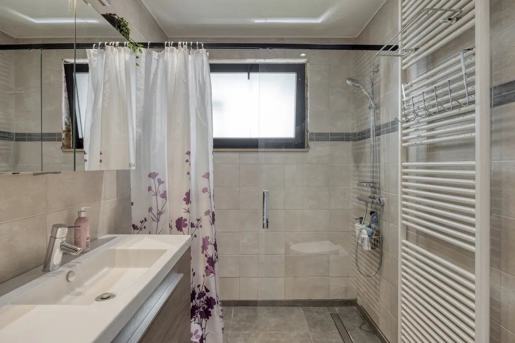 Salles de bain - Appartement avec Jardin au Rez-de-Chaussée à Gooreind