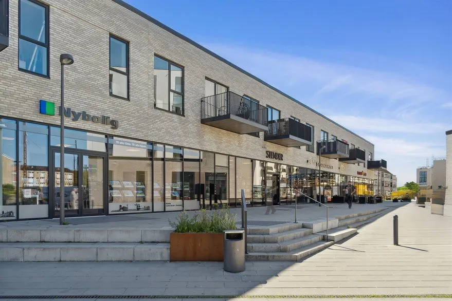 Välivaade - Retail Unit with Large Windows in Skovlunde