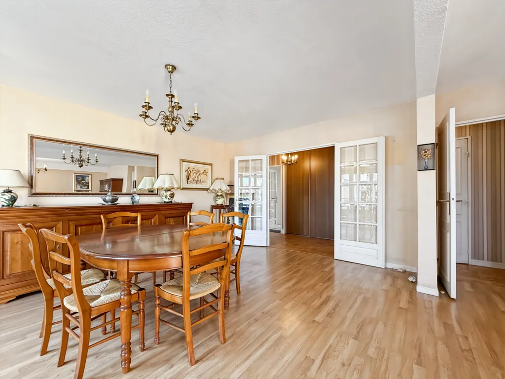 Salle à manger - Appartement Traversant avec Garage et Balcon à Clermont-Ferrand
