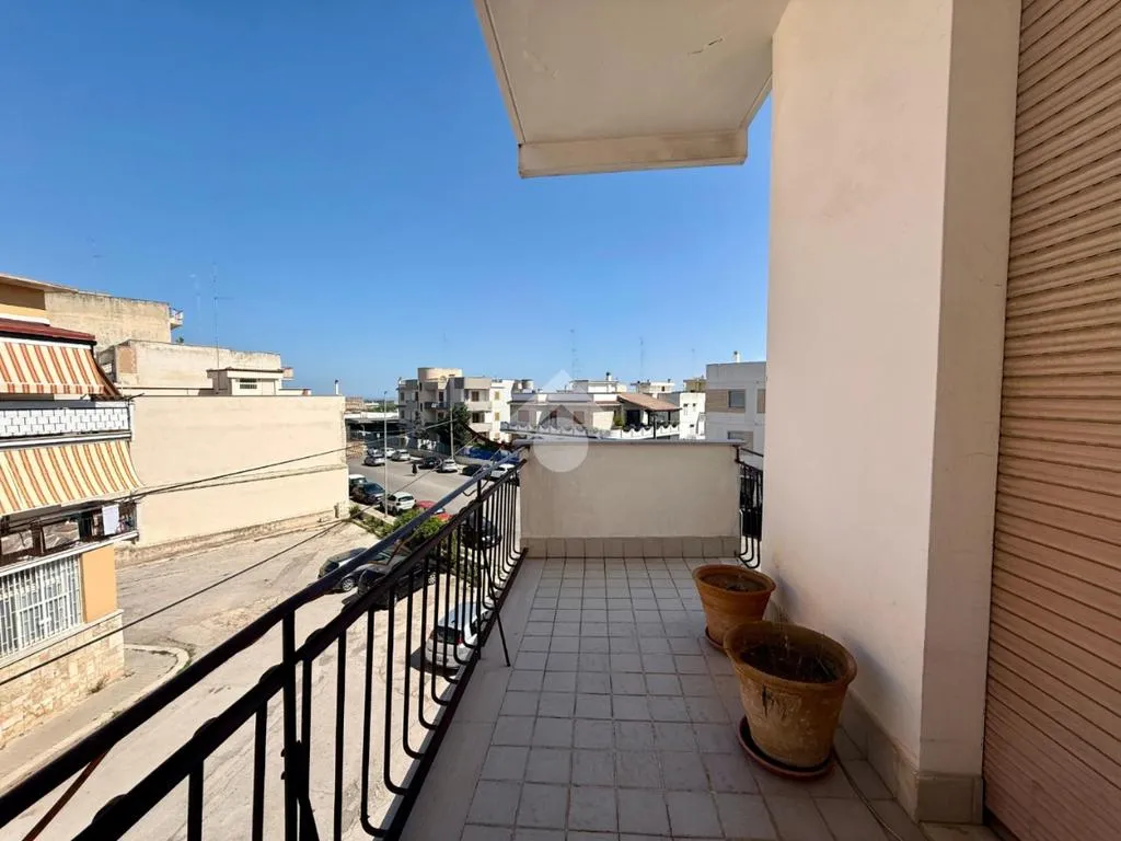 Balcon - 3-Room Apartment with Balcony in Bitonto