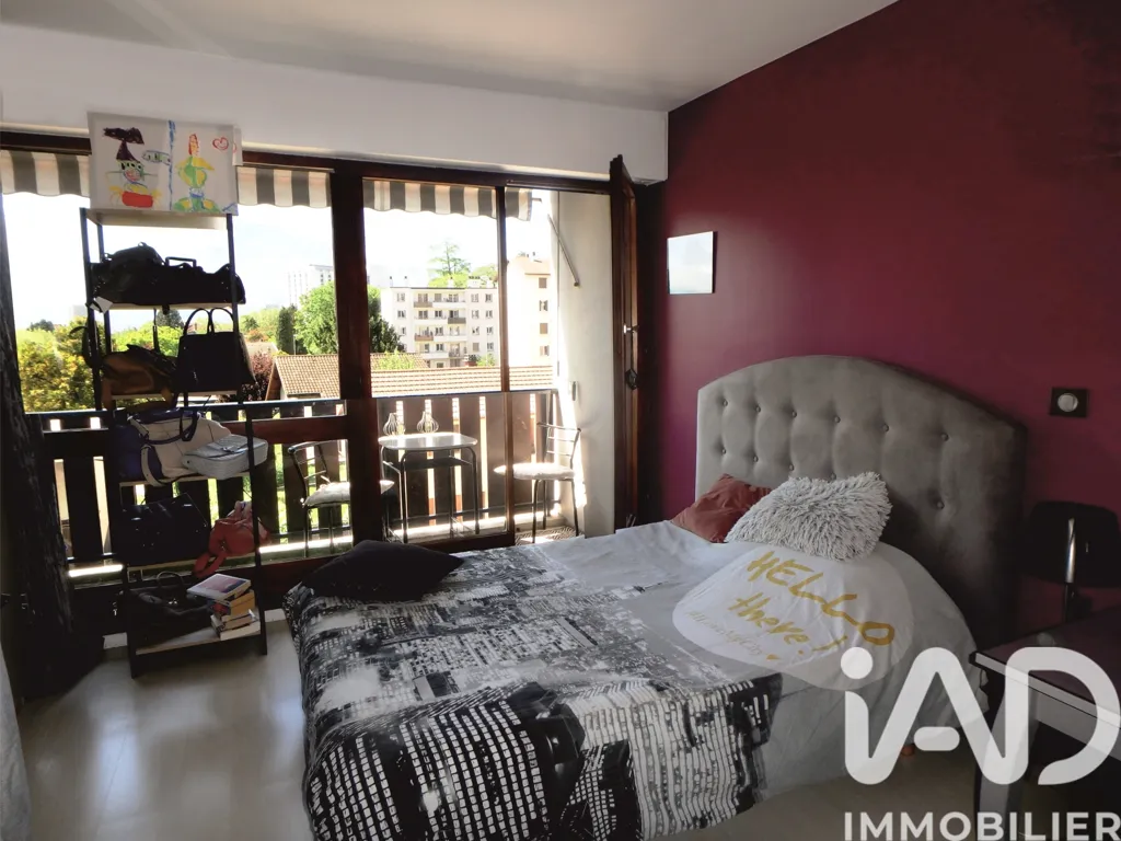 Chambres - Appartement rénové avec balcon à La Tronche