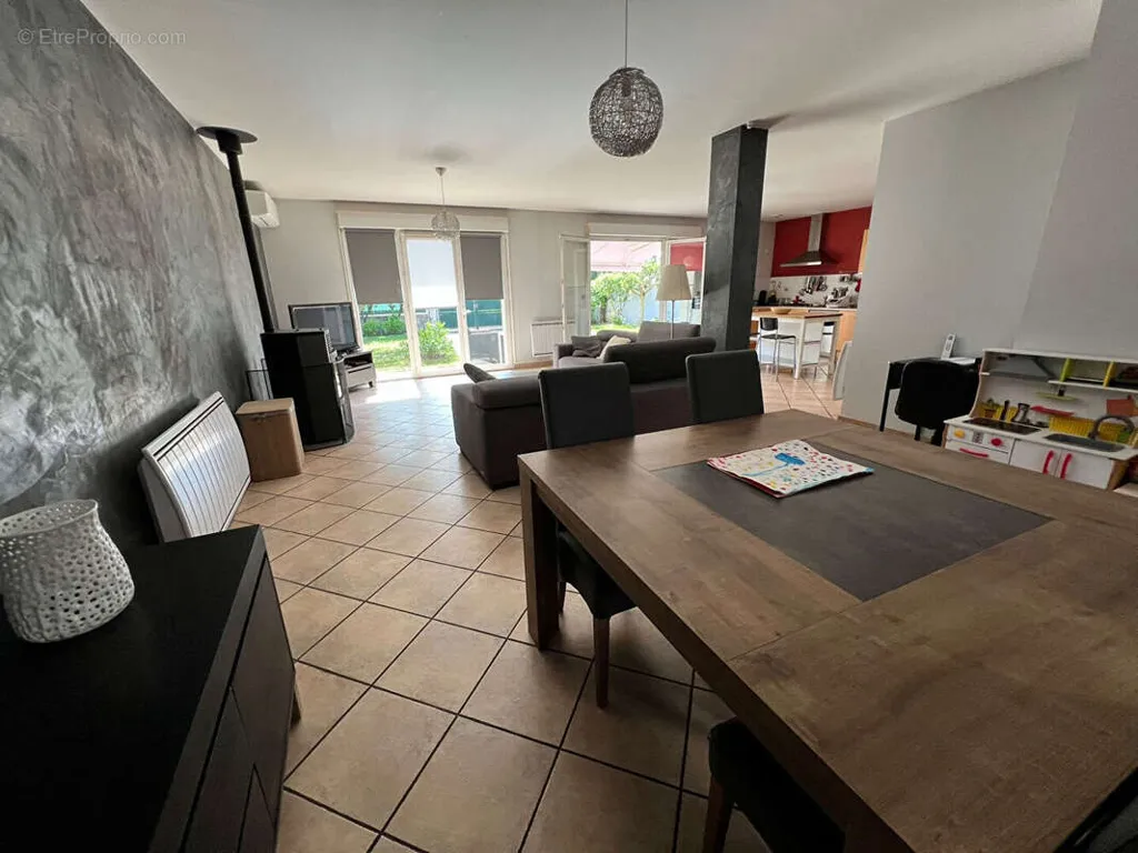 Söögituba - Charming House with Park View in Parilly