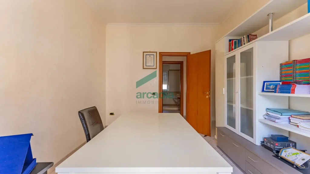 Bureau - 4-Bedroom Apartment with Balcony in Bari
