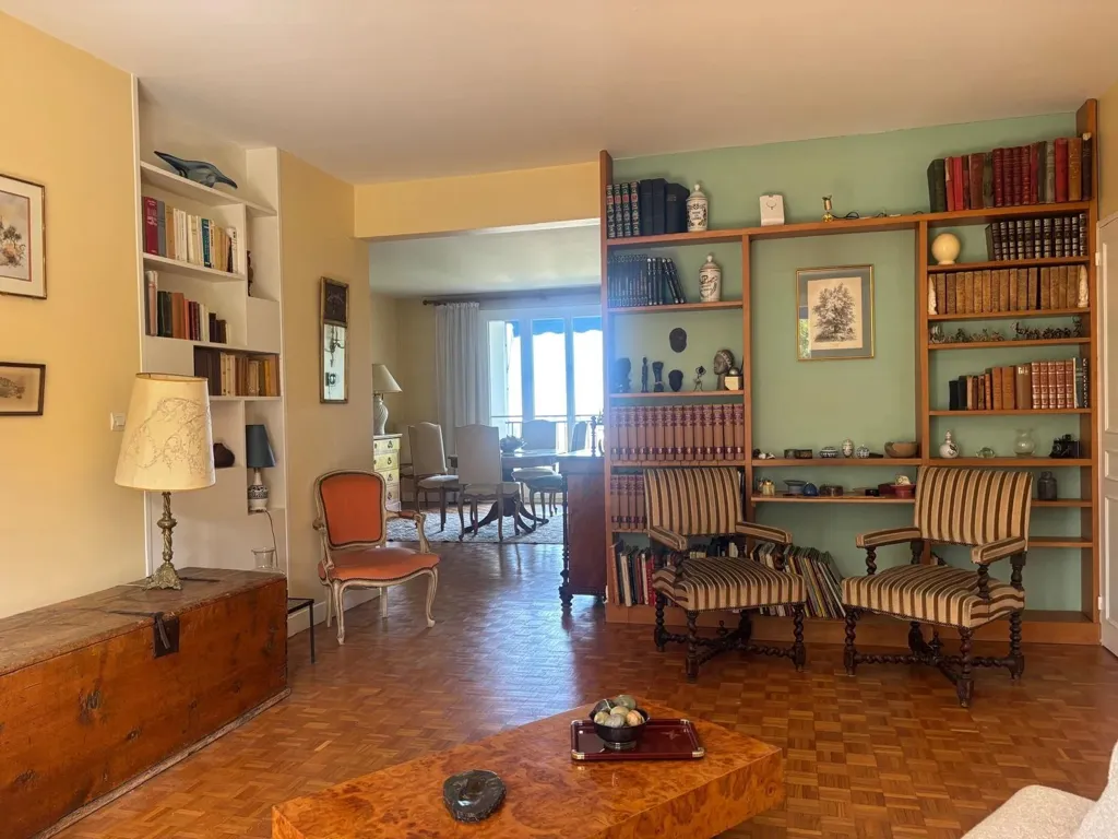Elutuba - Traversing Flat with Balcony in Prestigious Residence