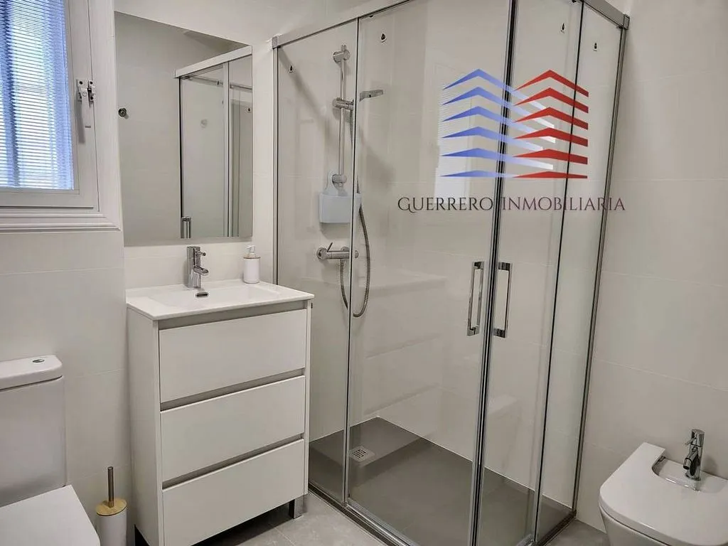 Salles de bain - Ample 1-Bedroom Apartment in University Area