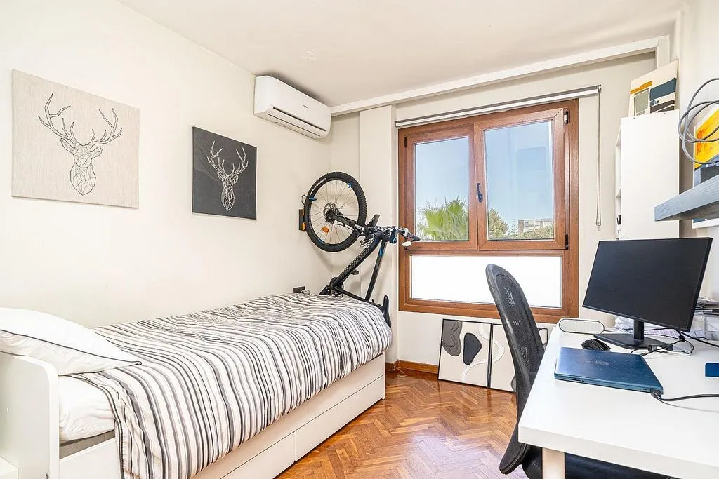 Magamistoad - Renovated Apartment with Balcony in La Bonanova