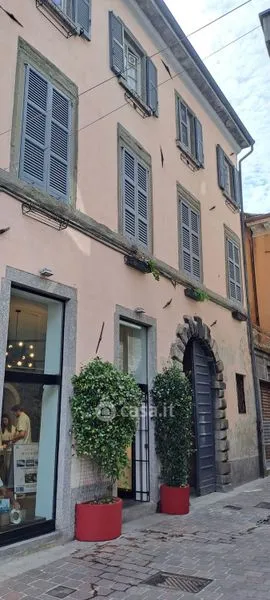 Exterior - Elegant Trilocale with Private Patio in Como