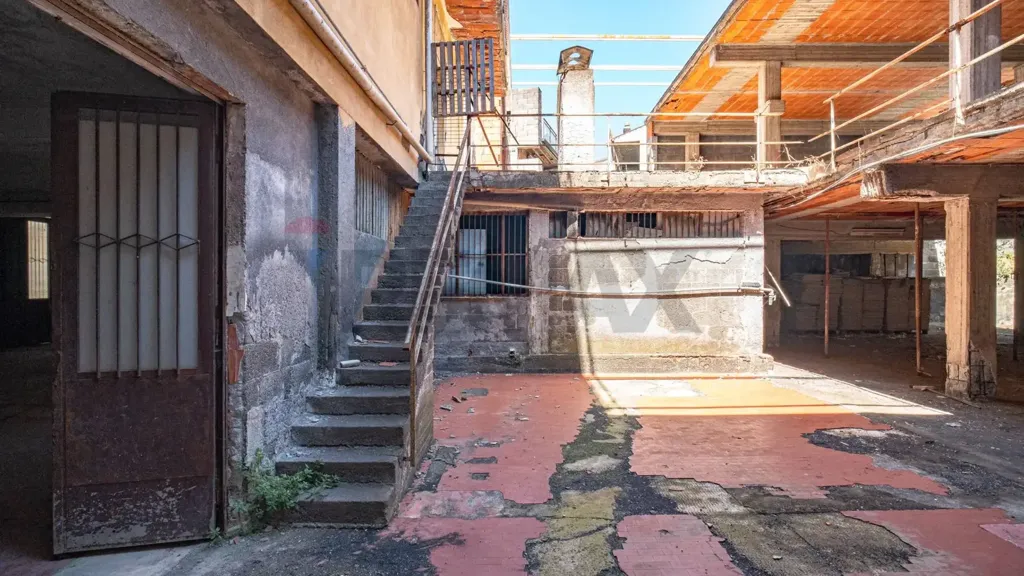 Pièces - Commercial Space with Apartments in Belpasso