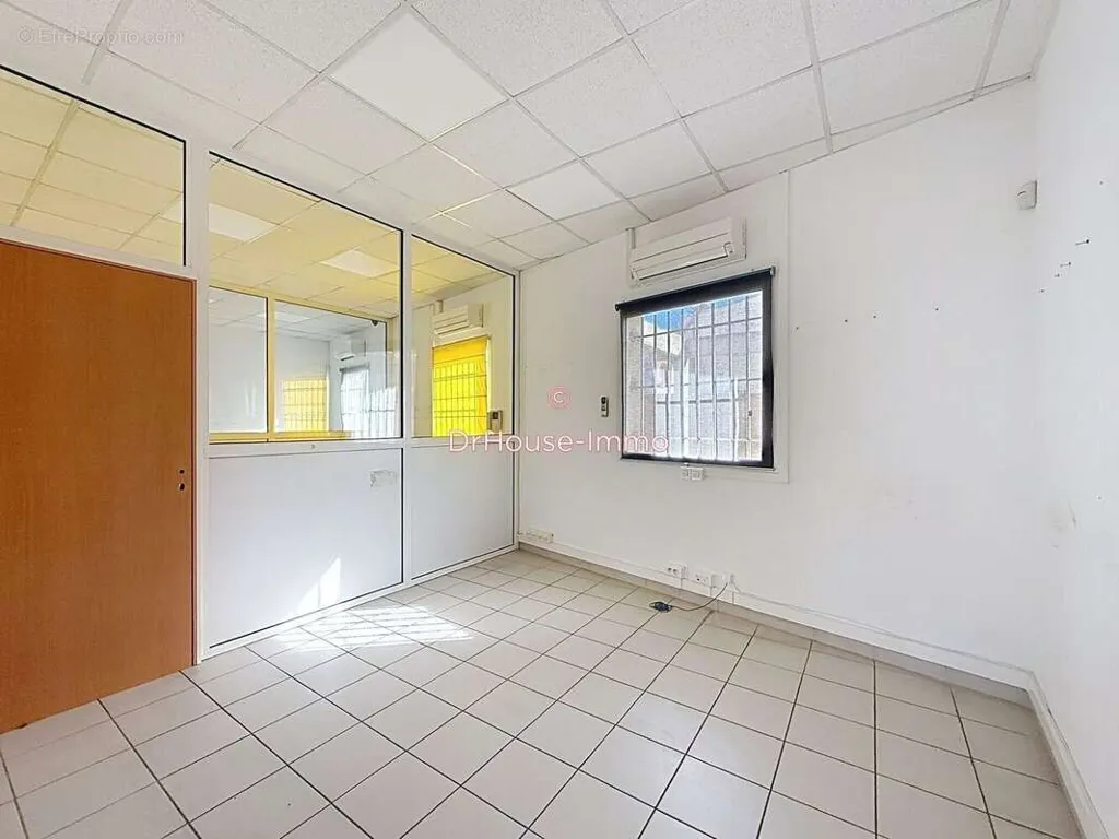 Pièces - Local Professionnel avec Visibilité à Marseille 15e